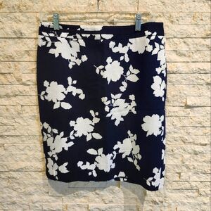 NWOT Talbot's Floral Navy and White Jacquard Textured Pencil Skirt 10P